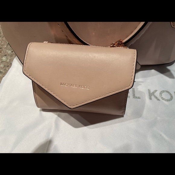 Michael Kors purse and matching wallet in pale pink - Picture 7 of 9
